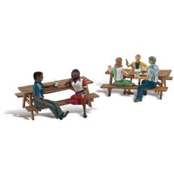Outdoor Dining - N Scale (2 pieces - 5 figures)