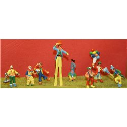 CIR1 8 Clowns - assorted Unpainted Kit OO Scale 1:76