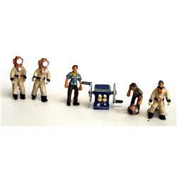 3 Deepsea Divers and 2 helpers, one compressor (OO scale 1/76th) - Unpainted