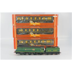 Hornby R2369 "The Golden Arrow" Battle of Britain class 4-6-2 34074 in BR malachite green and 3 Pullman coaches. Used. OO Gaug