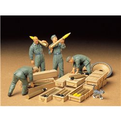 German Tank Ammo-Loading Crew (4)