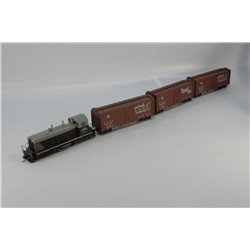 Broadway EMD SW7 AT & SF DCC + Sound plus 3 matching Box Wagons. Used. HO Gauge