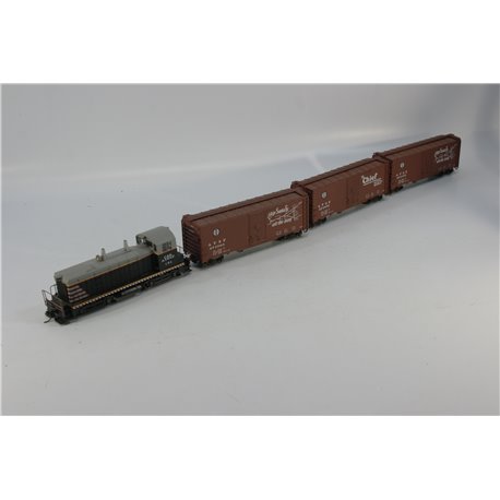 Broadway EMD SW7 AT & SF DCC + Sound plus 3 matching Box Wagons. Used. HO Gauge