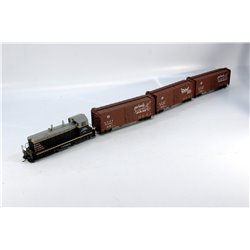 Broadway EMD SW7 AT & SF DCC + Sound plus 3 matching Box Wagons. Used. HO Gauge