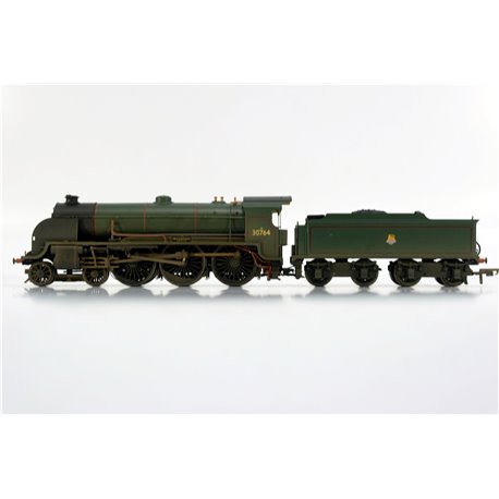 Hornby R2581 Class N15 4-6-0 30764 "Gawain" in BR green with early emblem - weathered. Used. OO Gauge 