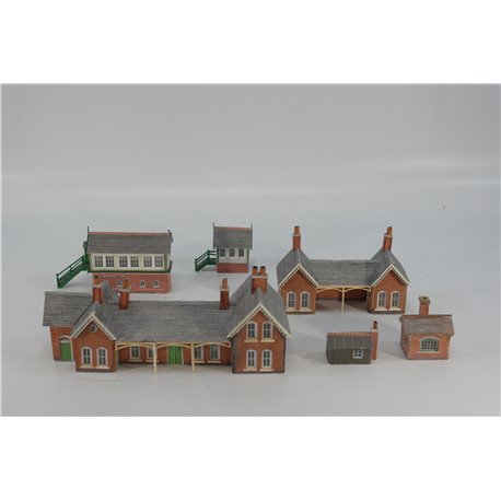 A Selection of Completed Metcalfe Kits - Assorted Station Buildings in Red Brick . Used. N Gauge 