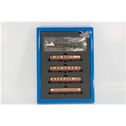 Dapol 2S-017-010 East Anglian train pack with Class 7MT 4-6-2 "Britannia" 70039 "Sir Christopher Wren" in BR green and four Gres