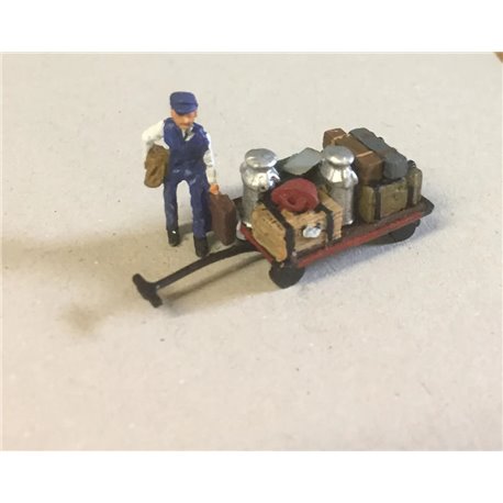 OO Gauge Loaded Platform Trolley + Porter with Luggage