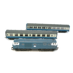Hornby R122-Hymek Class 35 Hymek D7093 in BR Blue plus two coaches.Used. OO Gauge