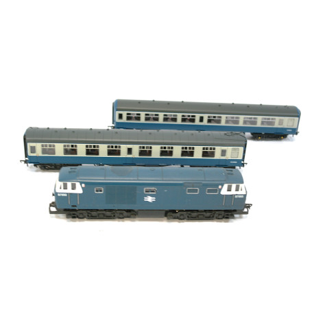 Hornby R122-Hymek Class 35 Hymek D7093 in BR Blue plus two coaches.Used. OO Gauge