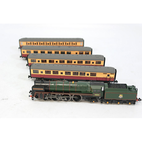 Dapol 2S-017-010 East Anglian train pack: Class 7MT 4-6-2 Britannia 70039 Sir Christopher Wren + 4 coaches. Used. N Gauge