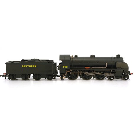 Hornby R3527 Class N15 'King Arthur' "Camelot" in SR wartime black. DCC Ready . Used. OO Gauge 