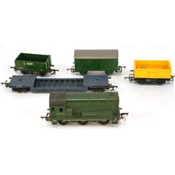 Tri-ang 08 Shunter in BR Green + Assorted Wagons . Used. OO Gauge 