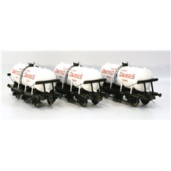 3 X Dapol 7F-031-006 6-wheel milk tanker "United Dairies" - 44018. Used. O Gauge 