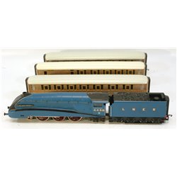 Hornby R682 A4 Sir Nigel Gresley + 3 LNER Teak Coaches split from set. Used. OO Gauge 