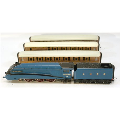 Hornby R682 A4 Sir Nigel Gresley + 3 LNER Teak Coaches split from set. Used. OO Gauge 