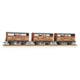 Triple Pack 8 Ton Cattle Wagons BR Bauxite weathered